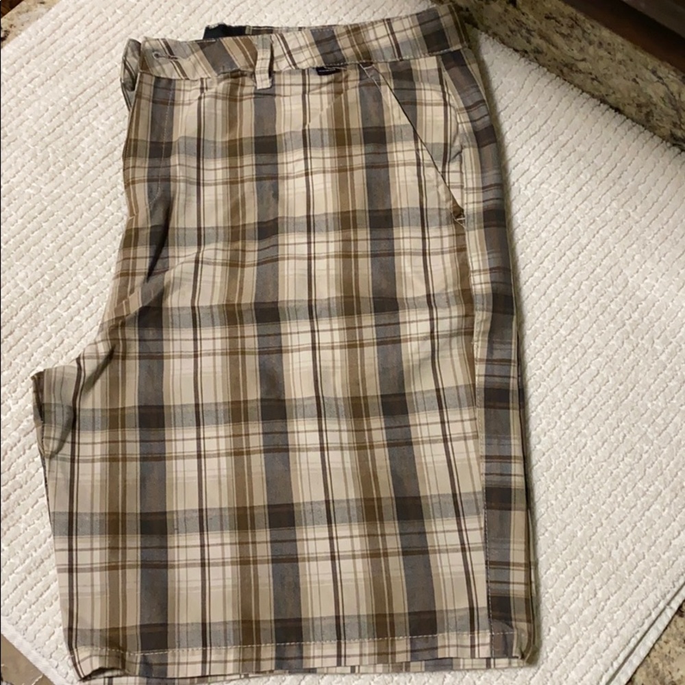 Hurley men’s brown plaid shorts